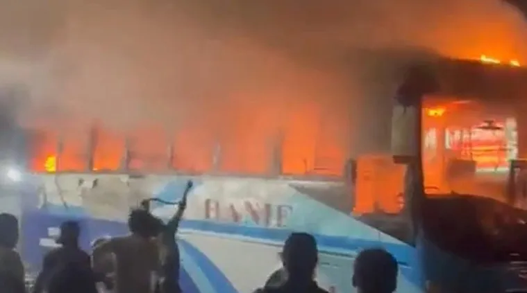 সাভারে বাসে আগুন